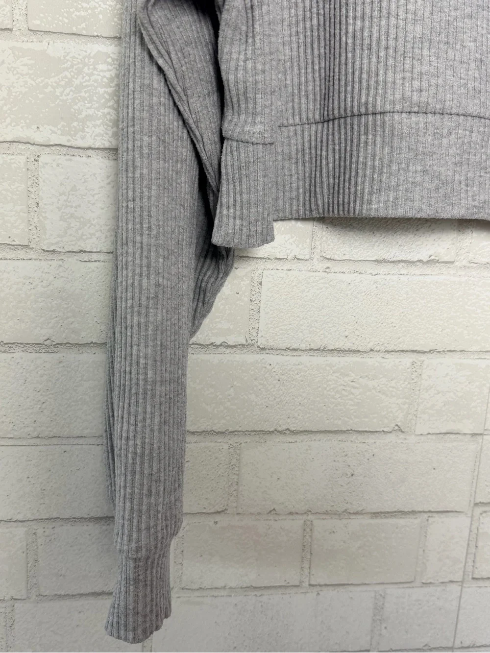 ALO Yoga Cropped Hoodie Womens Size Medium Gray Ribbed Long Sleeve Athleisure